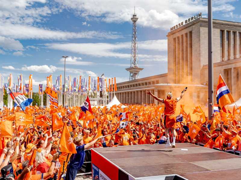 Fanzone e parata dei sostenitori olandesi a Berlino (Foto di Roy Lazet/Soccrates/Getty Images)&nbsp;<br />