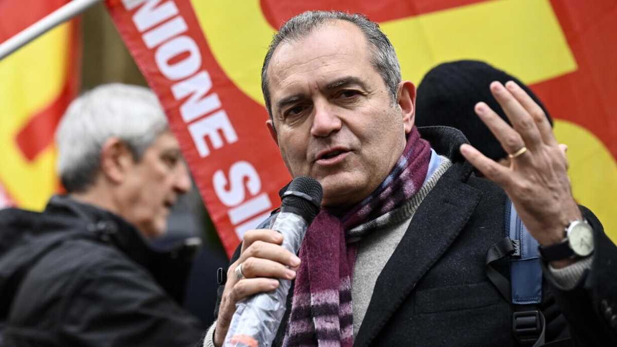 Immagine di De Magistris: "Schlein è ancora lontana dal modello Mélenchon. Ma se mi chiama sono a disposizione"