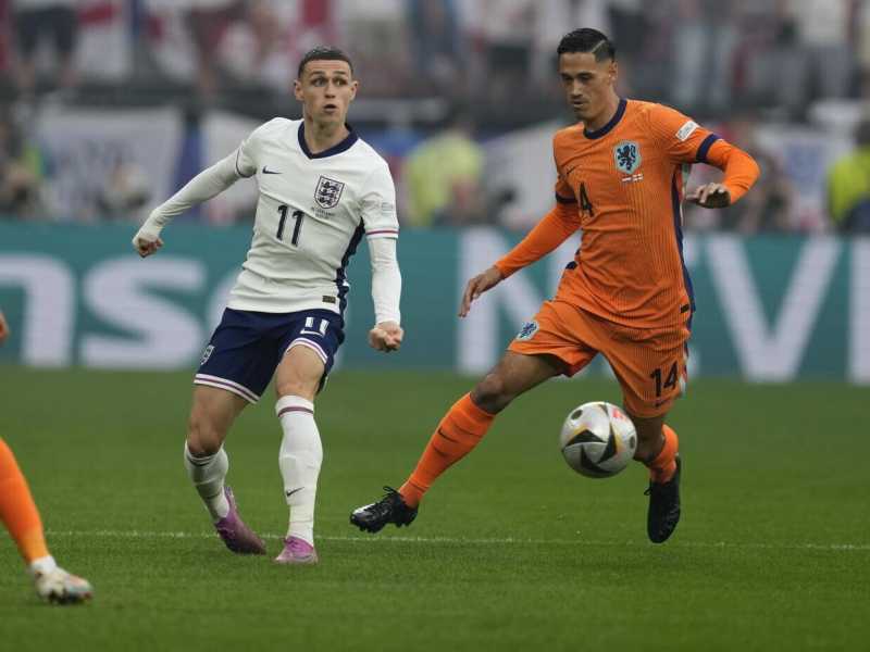 Tijjani Reijnders con la maglia della Nazionale dei Paesi Bassi durante la semifinale di Euro 2024 contro l'Inghilterra (foto Ap, via LaPresse)