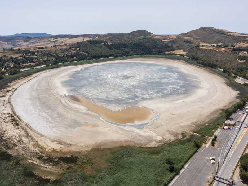 Vista aerea del lago di Pergusa, l'unico lago naturale della Sicilia, ormai quasi prosciugato e ridotto a una pozza di fango (Foto di Fabrizio Villa/Getty Images) <br />