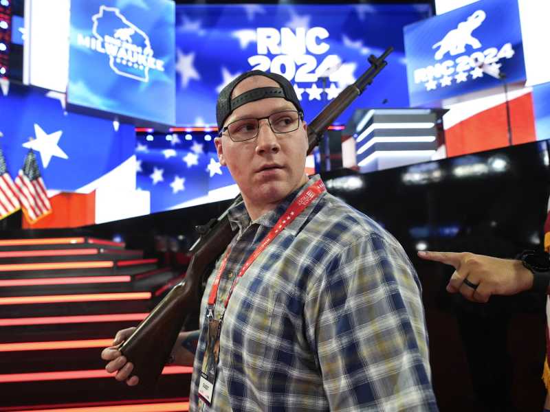 Adam Miller, membro di una guardia d'onore, prova alla Convention nazionale repubblicana al Fiserv Forum di Milwaukee (AP Photo/Paul Sancya)&nbsp;<br />