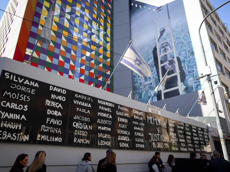 La commemorazione del trentesimo anniversario dall'attentato all'Amia di Buenos Aires. Sulla facciata dell'edificio, i nomi delle vittime (Getty Images)