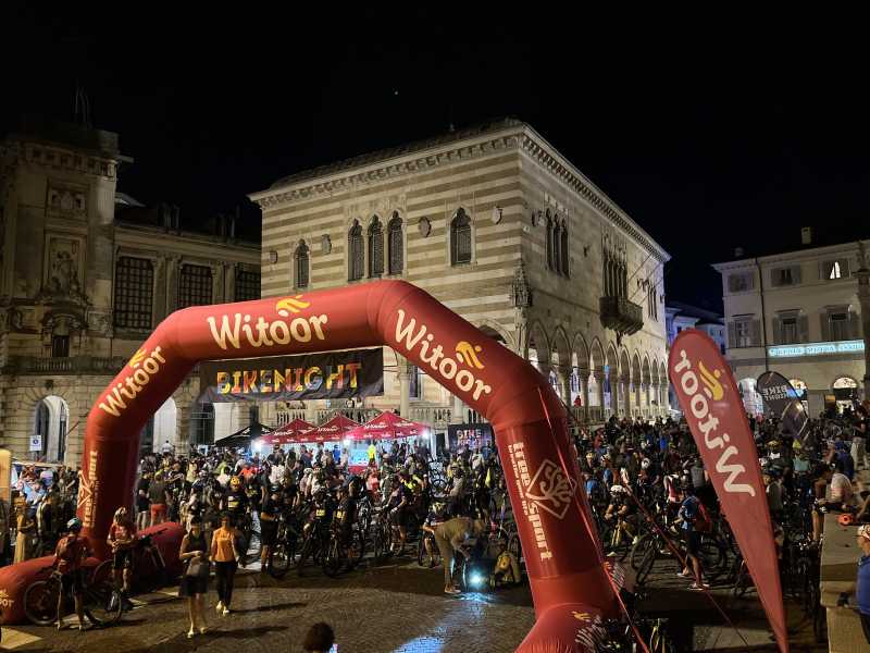 Lo strano effetto che fa pedalare di notte in una ferrovia che non c'è più
