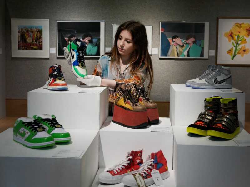 Sneaker da collezione in mostra alla sale d’aste di Bonhams a Londra (AP Photo/Kirsty Wigglesworth) 