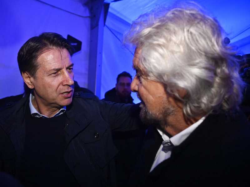 Il comico duello tra Conte e Grillo