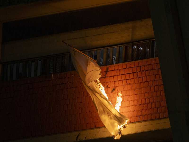 <span style="color: rgb(46, 45, 45); font-family: Arial, Helvetica, sans-serif;">Le fiamme appiccate dai detenuti di Sollicciano per protestare per il suicidio di un recluso ventenne il 5 Luglio 2024</span>&nbsp;Foto Ansa