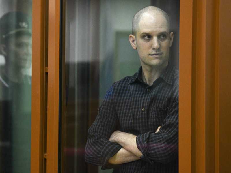 Evan Gershkovich in una cella del tribunale russo che l'ha condannato a 16 anni per spionaggio (LaPresse) <br />