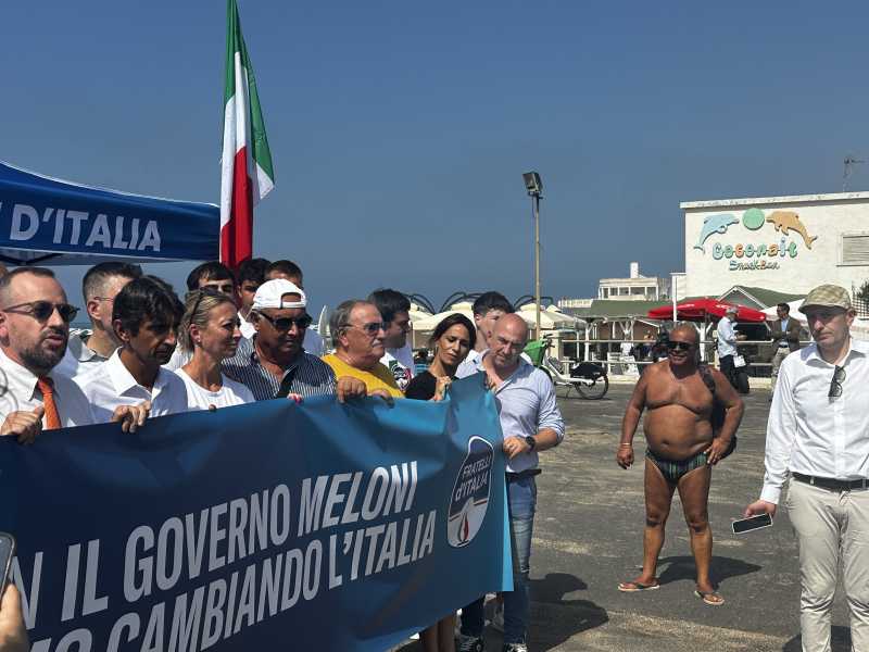 FdI on the beach. La risposta all’estate di Schlein è un tour sulle spiagge per spiegare le riforme