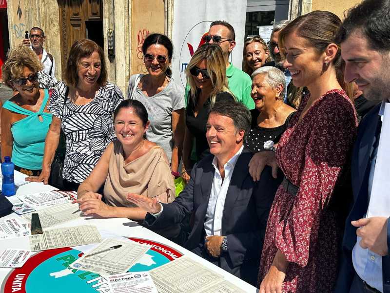 Renzi raccoglie le firme contro l'Autonomia e spiega ai militanti: il Terzo Polo è finito