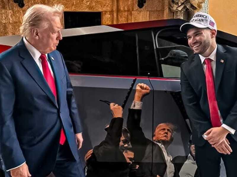  Adin Ross mostra a Donald Trump la macchina con la sua fotografia<br /><br />