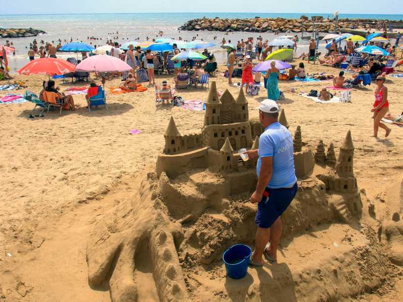 Molte delle nostre spiagge contengono sabbie non locali, chiss&agrave; cosa ne pensano i sovranisti (foto Ansa)&nbsp;