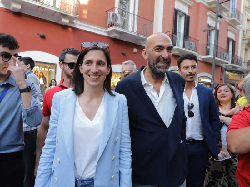 Elly Schlein con Vito Leccese a Bari per la campagna elettorale di giugno - foto Ansa
