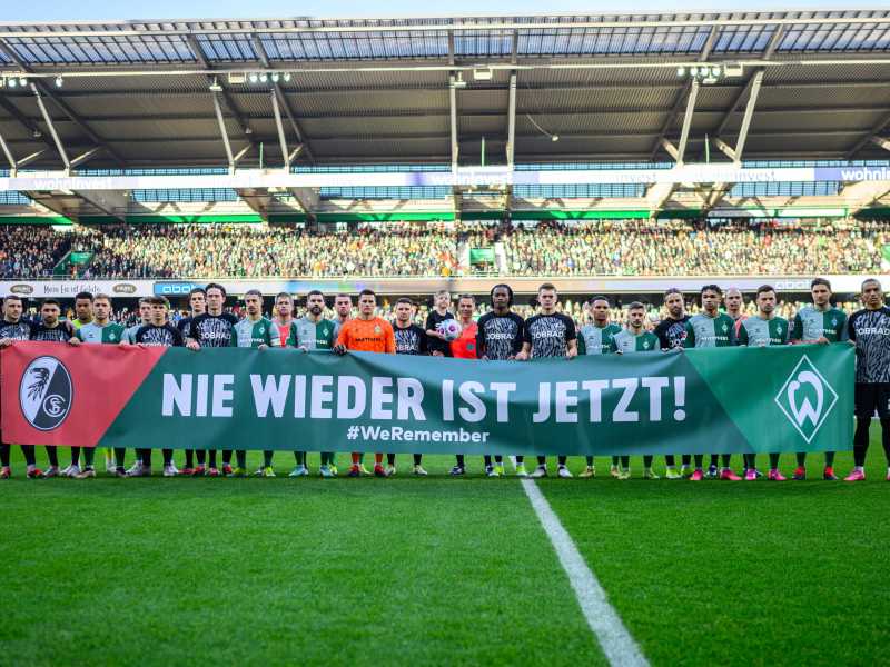 “Mai più è ora”: lo striscione dei giocatori del Werder Brema il 27 gennaio scorso (Getty Images) <br />