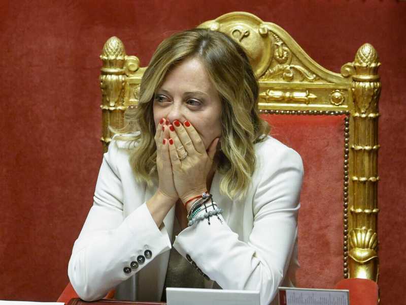Meglio andarci piano con la storia della complottomania di Meloni