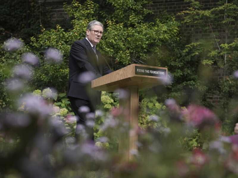 Il premier Starmer prepara gli inglesi a scelte dolorose
