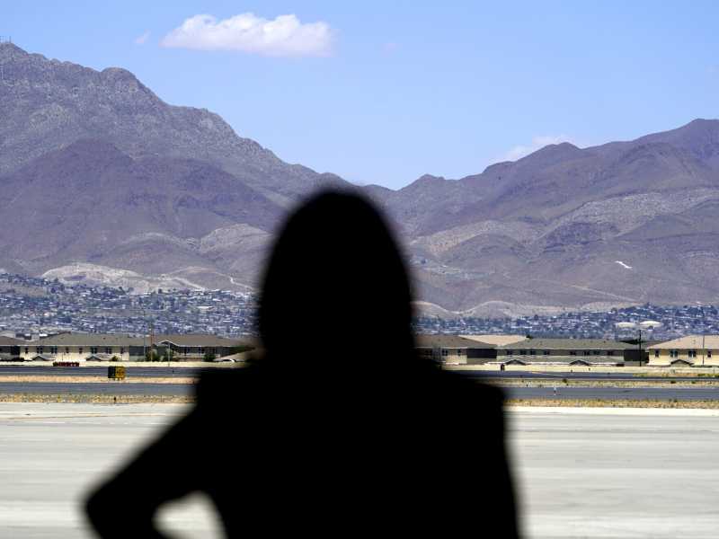 La vicepresidente americana, Kamala Harris, candidata del Partito democratico alle presidenziali, nel giugno del 2021 a El Paso, al confine con il Messico (Lapresse)&nbsp;<br />