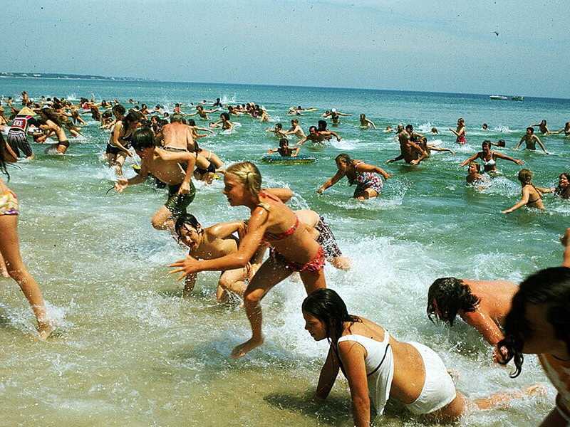 Una scena di Lo squalo (Jaws), film del 1975 diretto da Steven Spielberg, basato sul romanzo omonimo del 1974 di Peter Benchley <br />