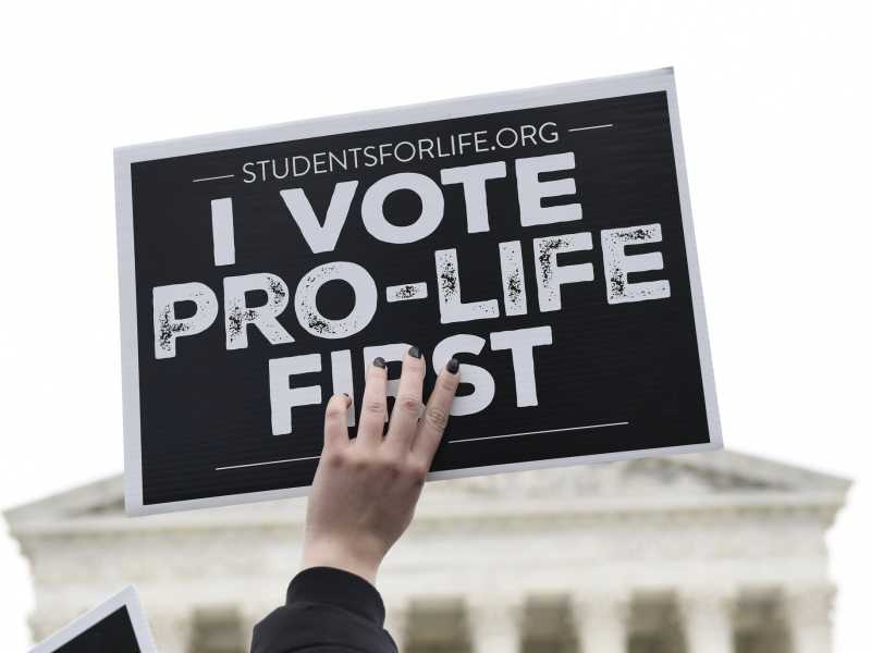 Il flip flop di Trump sull’aborto: rivede le posizioni pro life (pure sull’Obamacare)