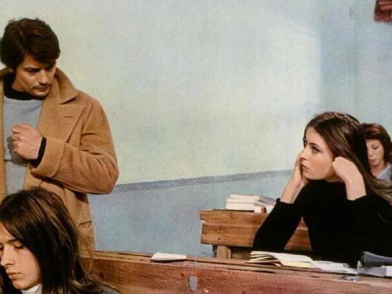Alain Delon con il suo cappotto cammello in &ldquo;La prima notte di quiete&rdquo; di Valerio Zurlini, 1972