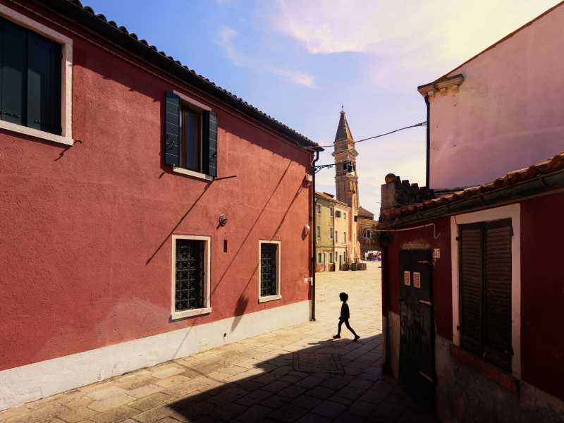 Un bambino tra le case sull'isola di Burano (Foto di Murat Bakmaz/Anadolu via Getty Images)&nbsp;<br />
