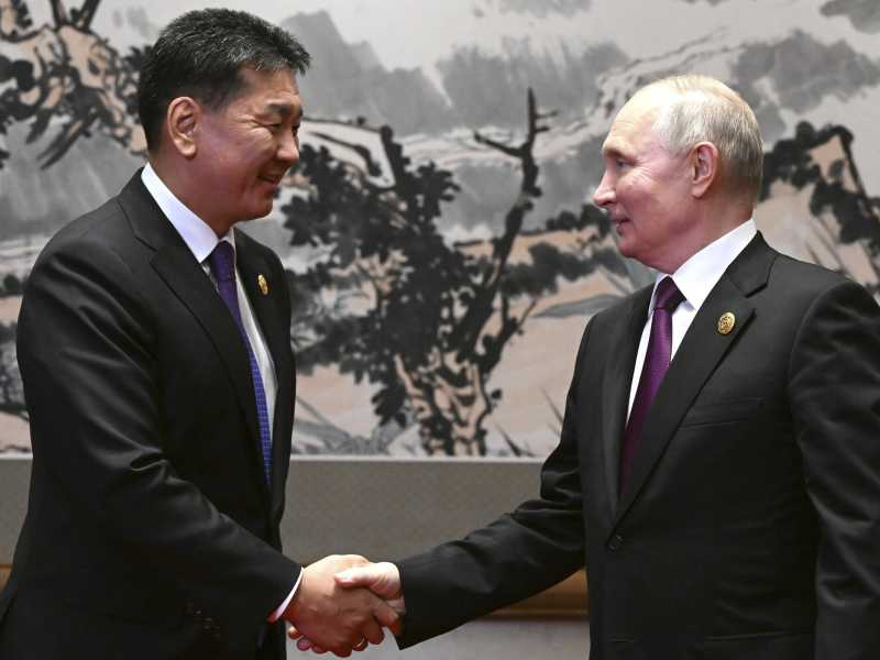 Il presidente russo Putin e il presidente della Mongolia Ukhnaagiin Khurelsukh nel 2023. (Sergei Guneyev, Sputnik via AP)&nbsp;<br />