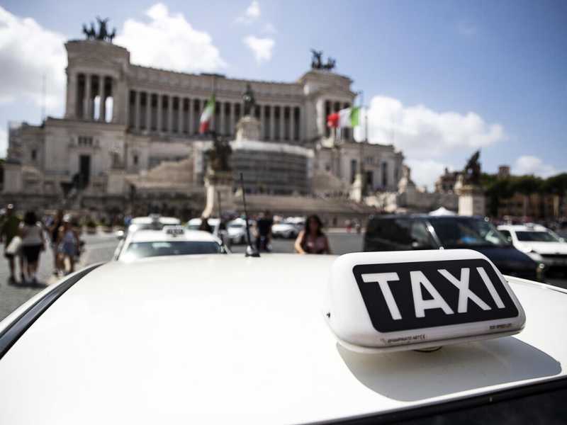 &nbsp;Taxi Roma - foto Ansa
