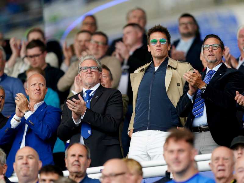 Tom Brady in tribuna durante una partita del <span style="font-family: "Ardina Text Book", serif; font-size: medium;">Birmingham City (foto Getty Images)</span>