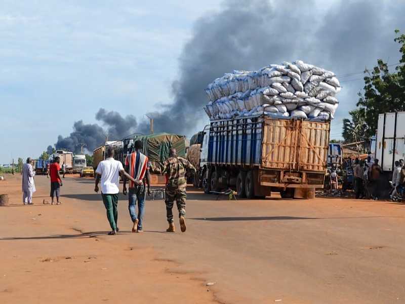 Personale di sicurezza maliano arresta un uomo dopo l'attacco a un campo di addestramento di Bamako (AP Photo) <br />