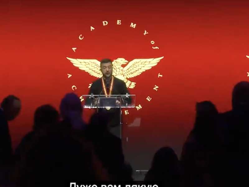 Quasi un Nobel per la Pace: Zelensky premiato dal Golden Plate Award