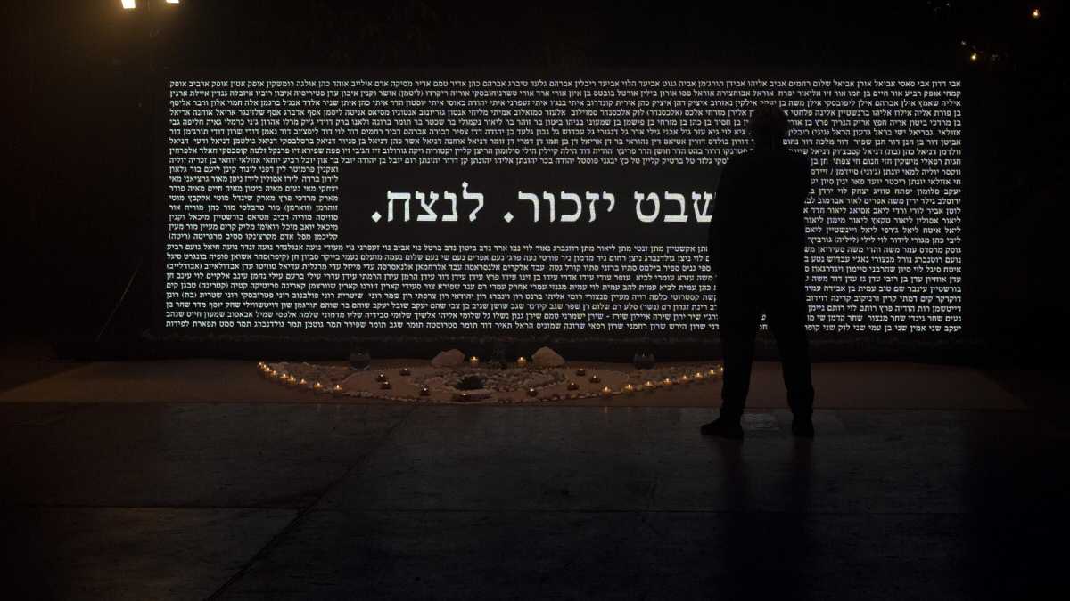 I nomi delle vittime del 7 ottobre in un memoriale a Tel Aviv - foto LaPresse