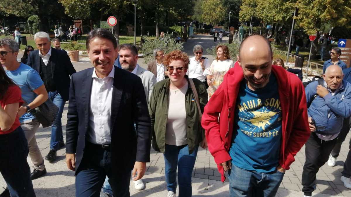 Giuseppe Conte alla Marcia per la Pace (foto Ansa)