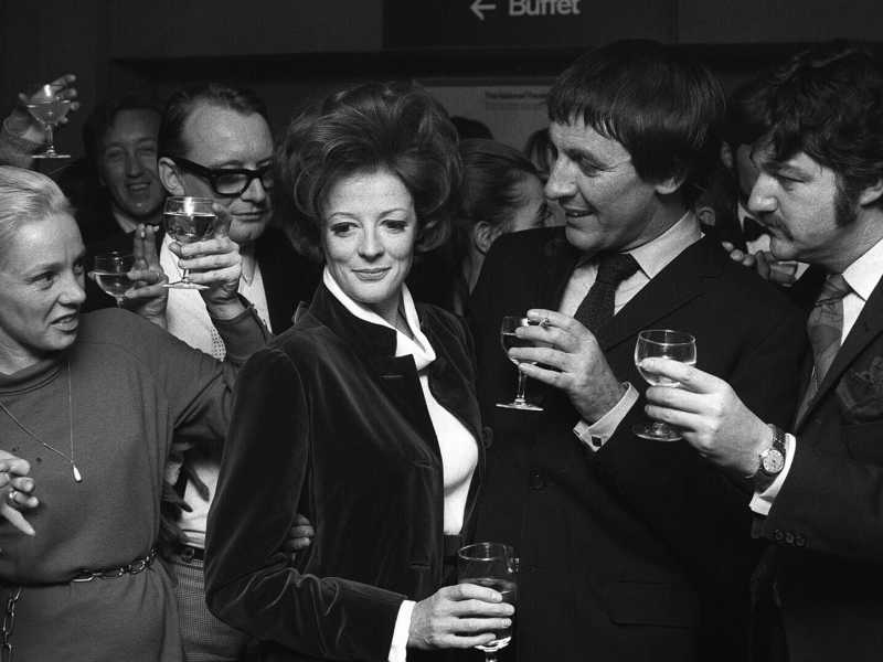 &nbsp;Maggie Smith festeggia la vittoria come miglior attrice agli Oscar 1970 per il film &ldquo;La strana voglia di Jean&rdquo; - foto via Getty Images