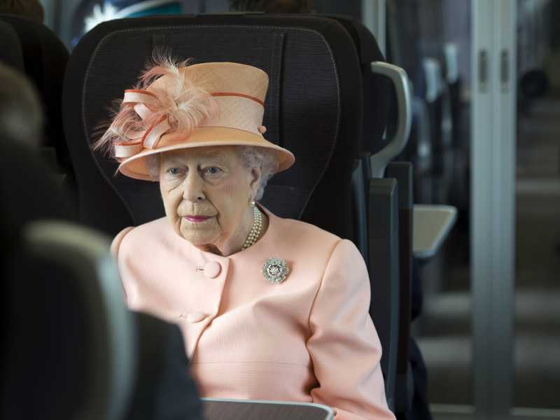 La regina Elisabetta in treno, in uno scatto del giugno 2017 (Foto di Paul Edwards - WPA Pool/Getty Images) <br />