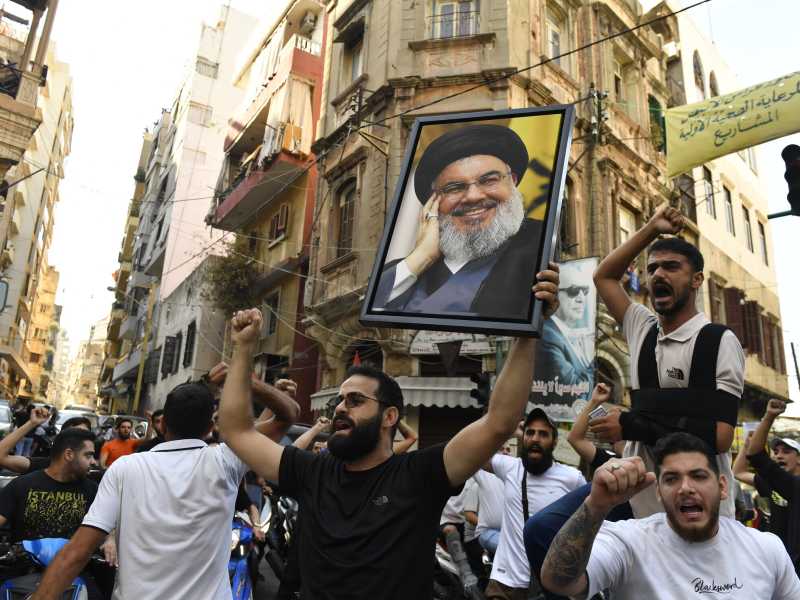 Beirut, un gruppo di uomini si &egrave; radunato per le strade sotto l'effigie di Nasrallah (Foto di Houssam Shbaro/Anadolu tramite Getty Images)&nbsp;<br />