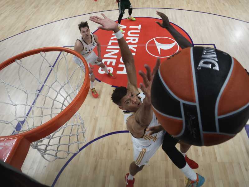 Un'immagine della finale dell'Eurolega 2023-2024 tra Real Madrid e Panathinaikos (foto Getty Images)<br />