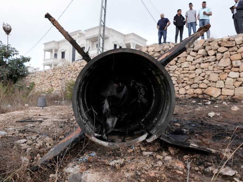 Resti di un missile balistico lanciato dall'Iran verso Israele che ha colpito l'insediamento ebraico di Beit El a Ramallah (Issam Rimawi/Getty Images)&nbsp;<br />