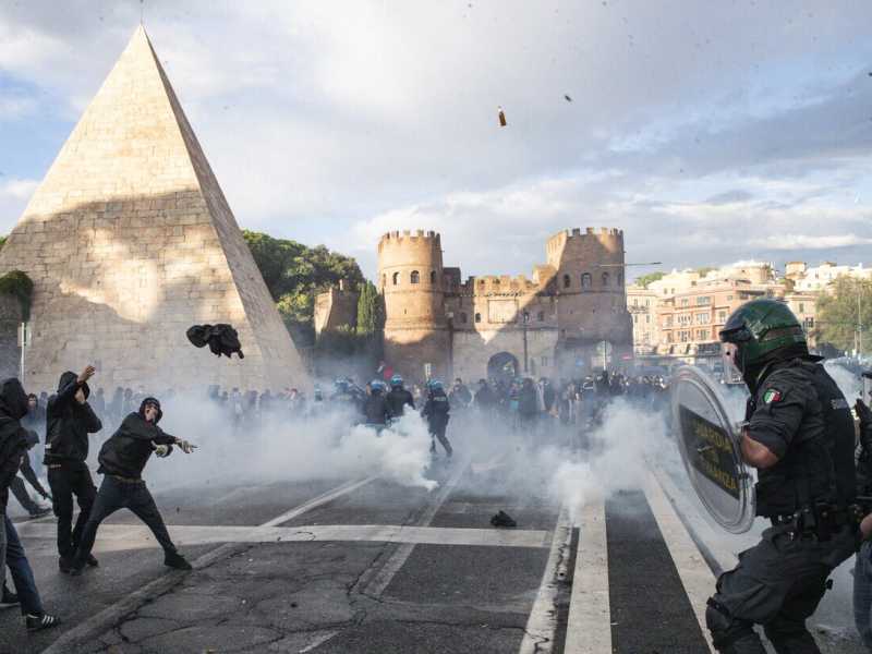 Sono 24 gli agenti feriti negli scontri al corteo pro Pal a Roma