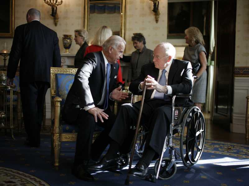 Dick Cheney e Joe Biden nella sala blu della Casa Bianca nel 2009 (Foto di Charles Ommanney/Getty Images) <br />