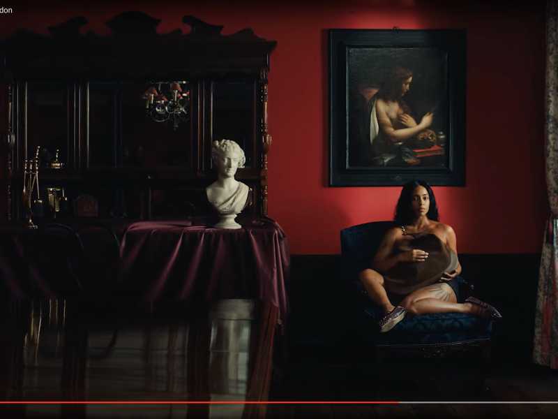 Un fermo immagine del filmato che accompagna la campagna di lancio del modello &ldquo;Blondie&rdquo; di Gucci (Creative Director: Sabato De Sarno Art Director: Riccardo Zanola, foto: Nan Goldin)<br />