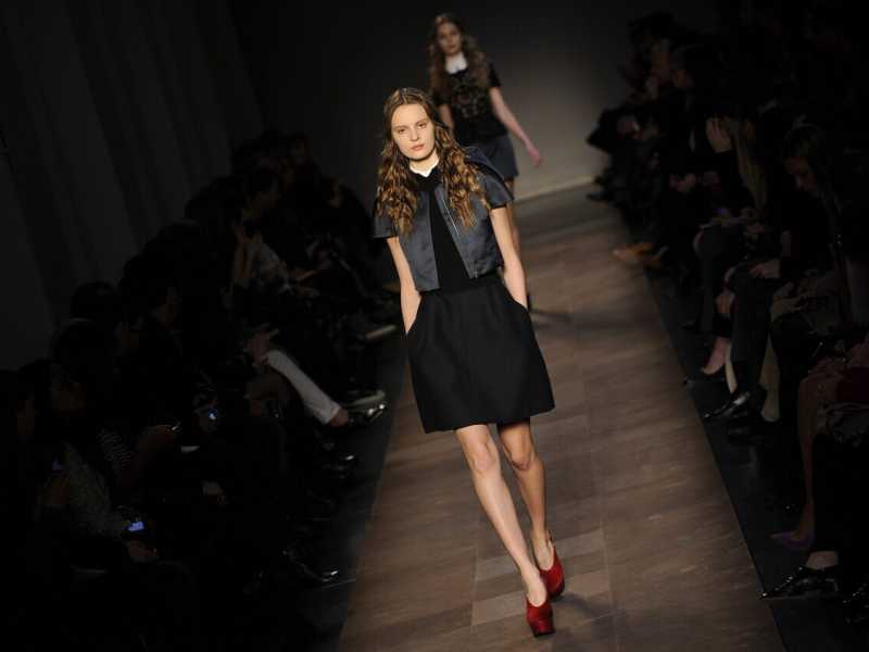 Un'immagine della sfilata di Carven, nome storico del pret-à-porter francese, rilanciato negli anni scorsi (foto Ansa)<br /> <br />