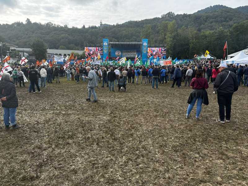 Triste Pontida. Gente poca, Vannacci superstar. Orban: “Salvini eroe. Bruxelles va occupata, presa”