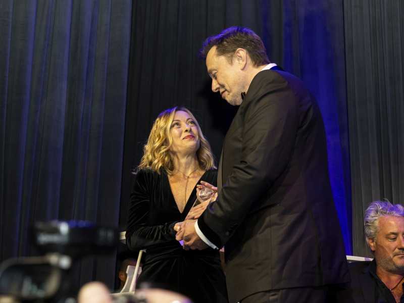 Giorgia Meloni con Elon Musk a New York per il Global Citizen Awards dinner (AP Photo/Michelle Farsi) <br />