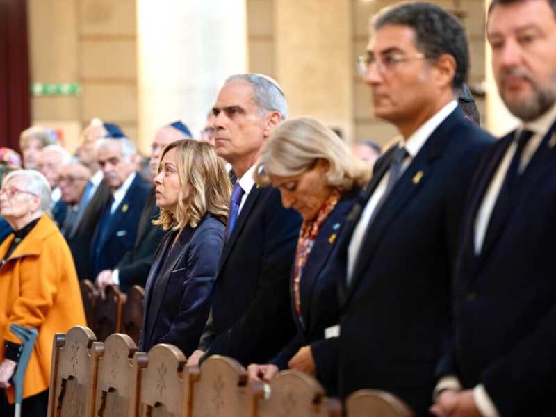 7 Ottobre, molta destra e poca sinistra. Calenda: "Il Pd si finge morto". Fini "Meloni qui grazie alle mie svolte"