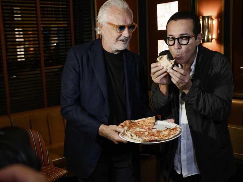 L'inaugurazione sul lungomare di Napoli della  Crazy Pizza di Flavio Briatore al quale ha fatto visita, dopo le critiche, il pizzaiolo Gino Sorbillo (Ansa)&nbsp;<br />