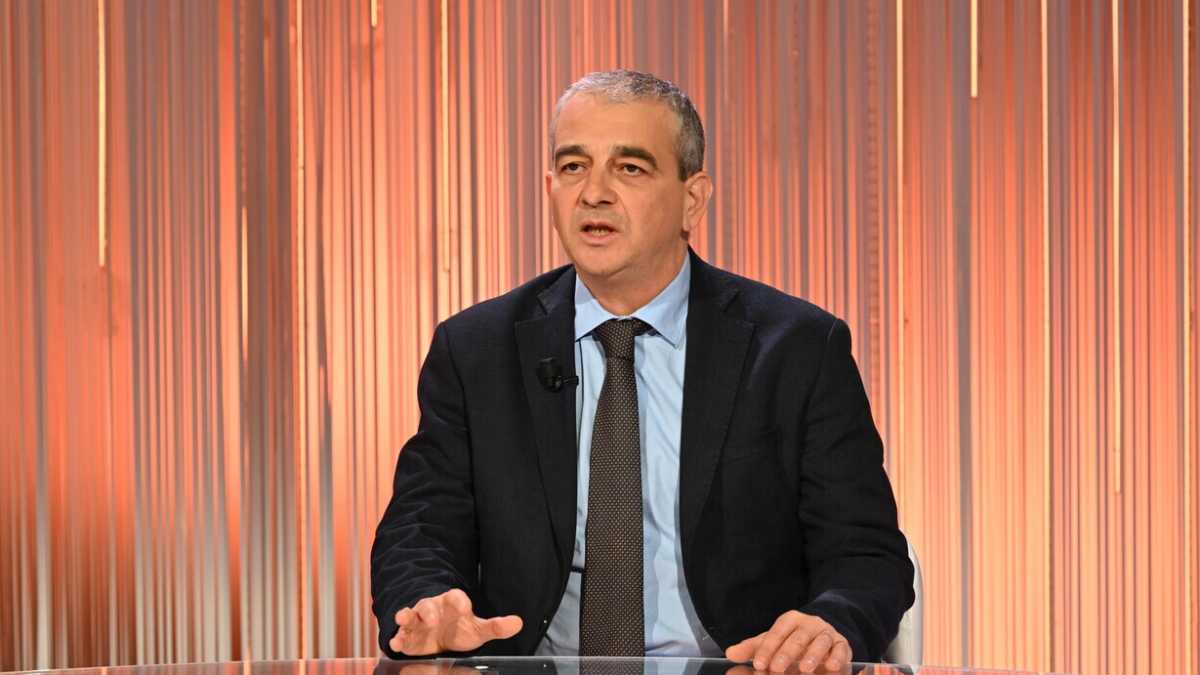 Immagine di Fazzolari: "Se vince Trump non mollerà l'Ucraina. Dossier contro il governo: serve la verità"