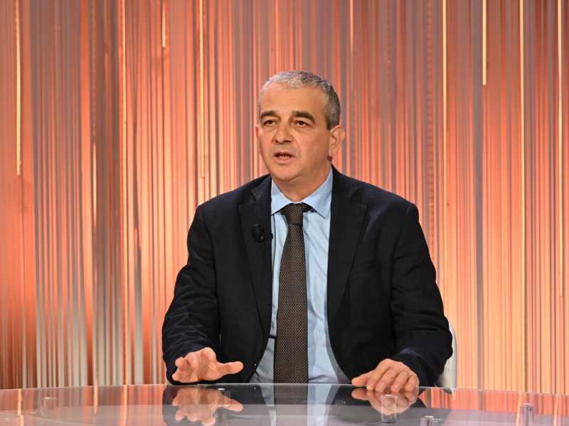 Fazzolari: "Se vince Trump non mollerà l'Ucraina. Dossier contro il governo: serve la verità"