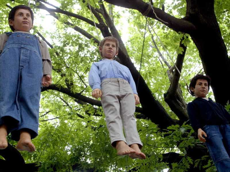 Una immagine ripresa stamane dell' installazione dell'artista Maurizio Cattelan (Ansa)&nbsp;<br />