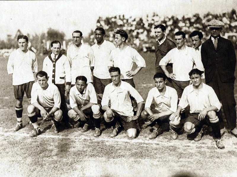 Formazione nazionale di calcio dell'Uruguay del 1926 capitanata da Jos&egrave; Nasazzi (da Wikimedia Commons)