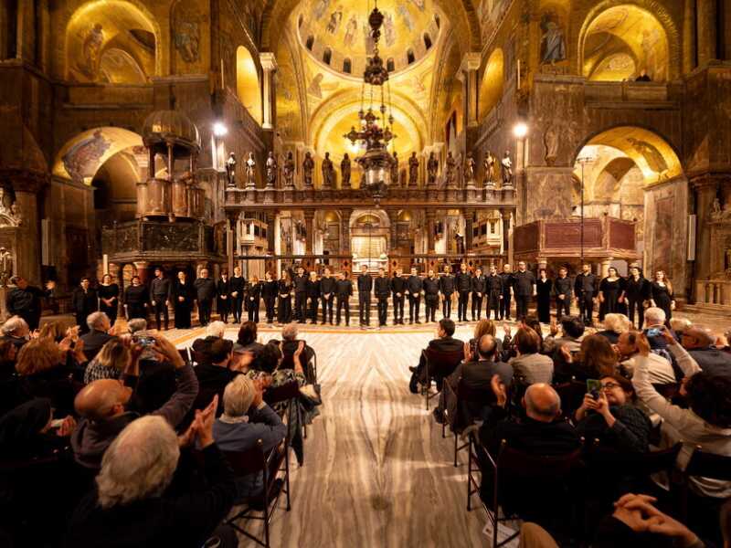 Concerto alla Basilica di San Marco con il coro della Cappella Marciana diretto dal Maestro Marco Gemmani - Courtesy La Biennale di Venezia ph. Andrea Avezz&ugrave;