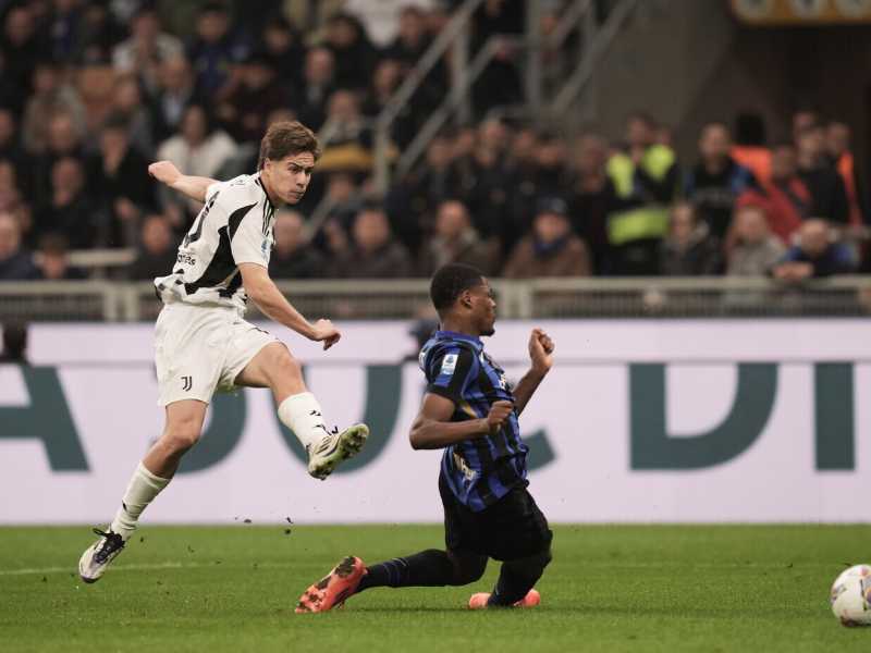 Il tiro di Kenan Yildiz  che ha dato alla Juventus il 3-4 contro l'Inter (foto LaPresse)&nbsp;<br />